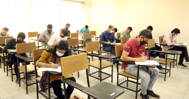 বেশ কয়েকটি বিশ্ববিদ্যালয়ে সশরীরে ক্লাস স্থগিত: চলবে অনলাইনে, বাস চলাচল বন্ধ