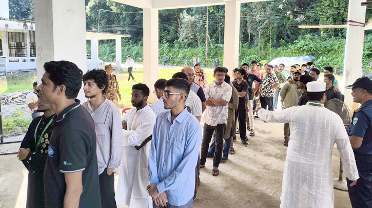 শান্তিপূর্ণ পরিবেশে চাকসুতে ভোট শুরু শান্তিপূর্ণ পরিবেশে চাকসুতে ভোট শুরু