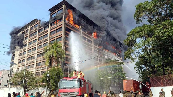 চট্টগ্রাম ইপিজেডে পোশাক কারখানায় ভয়াবহ আগুন, নিয়ন্ত্রণে ১৬ ইউনিট চট্টগ্রাম ইপিজেডে পোশাক কারখানায় ভয়াবহ আগুন, নিয়ন্ত্রণে ১৬ ইউনিট