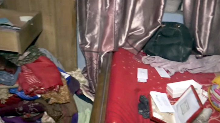 এবার বাসা থেকে দিনে-দুপুরে ৩২ লাখ টাকাসহ ১০০ ভরি সোনা লুট এবার বাসা থেকে দিনে-দুপুরে ৩২ লাখ টাকাসহ ১০০ ভরি সোনা লুট