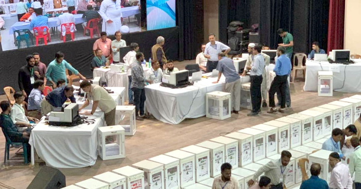 ৪ হলের ফলাফলে ভিপি-এজিএসে এগিয়ে শিবির, জিএসে ‘আধিপত্যবিরোধী ঐক্য’ ৪ হলের ফলাফলে ভিপি-এজিএসে এগিয়ে শিবির, জিএসে ‘আধিপত্যবিরোধী ঐক্য’