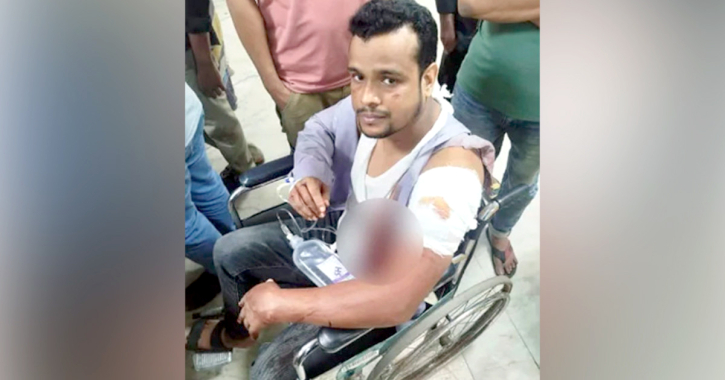 রাজধানীতে পুলিশ সদস্যকে ছুরিকাঘাত করে ছিনতাই রাজধানীতে পুলিশ সদস্যকে ছুরিকাঘাত করে ছিনতাই