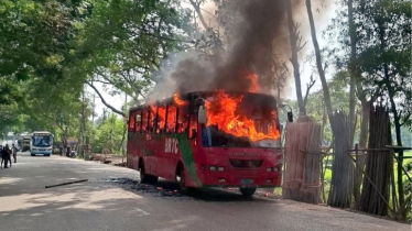 বরিশালে বিআরটিসির চলন্ত বাসে আগুন বরিশালে বিআরটিসির চলন্ত বাসে আগুন