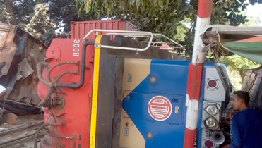 চালবাহী ট্রাকের ধাক্কায় পড়ে গেল ট্রেনের ইঞ্জিন, নিহত ১ চালবাহী ট্রাকের ধাক্কায় পড়ে গেল ট্রেনের ইঞ্জিন, নিহত ১