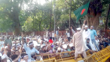 শিক্ষকদের ‘ভুখা মিছিল’ আটকে দিয়েছে পুলিশ