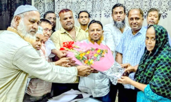 চিতলমারী নবাগত ওসি মিসেস রোকেয়া খানমকে ব্যবসায়ীদের ফুলেল শুভেচ্ছা