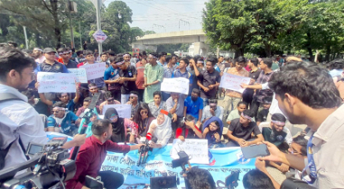 শিক্ষা ভবনের সামনে সাত কলেজের শিক্ষার্থীদের অবস্থান