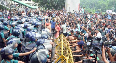 পুলিশের ব্যারিকেড ভেঙে শাহবাগ অবরোধ শিক্ষকদের