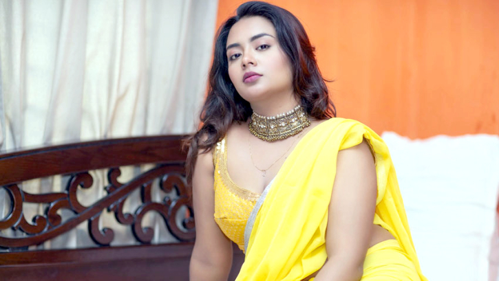 ফেসবুক লাইভে অভিনেত্রীর আর্তনাদ, ‘আমাকে বাঁচান’