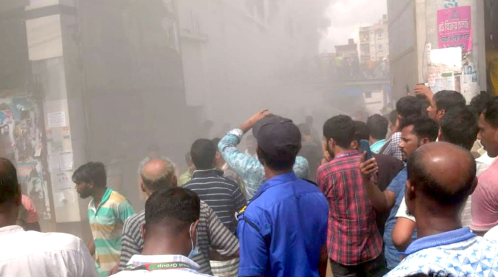 আশুলিয়ায় পোশাক কারখানায় আগুন, নিয়ন্ত্রণে তিন ইউনিট আশুলিয়ায় পোশাক কারখানায় আগুন, নিয়ন্ত্রণে তিন ইউনিট