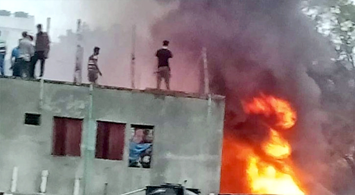 মিরপুরে কেমিক্যাল গোডাউনে আগুন, নিয়ন্ত্রণে ৭ ইউনিট মিরপুরে কেমিক্যাল গোডাউনে আগুন, নিয়ন্ত্রণে ৭ ইউনিট