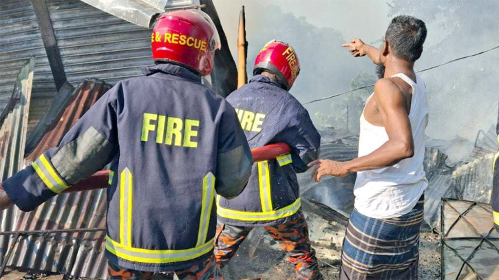 চাঁদপুরে আগুনে পুড়ল ৭ ব্যবসা প্রতিষ্ঠান চাঁদপুরে আগুনে পুড়ল ৭ ব্যবসা প্রতিষ্ঠান