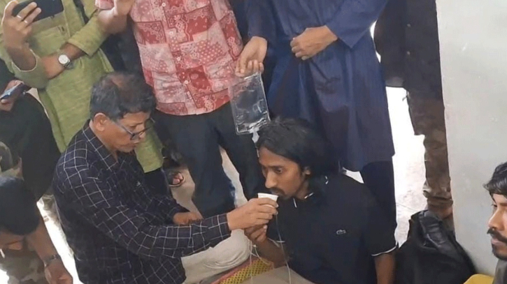 চবিতে ৫২ ঘণ্টা পর অনশন ভাঙলেন ৯ শিক্ষার্থী