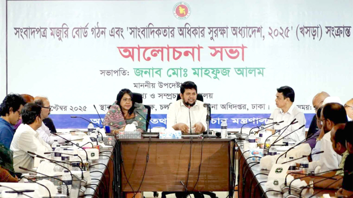 সাংবাদিকতার অধিকার সুরক্ষা অধ্যাদেশ প্রণয়নে সরকার কাজ করছে : তথ্য উপদেষ্টা