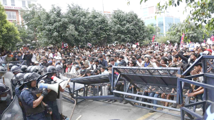 বিক্ষোভে উত্তাল কাঠমান্ডু, সেনা মোতায়েন বিক্ষোভে উত্তাল কাঠমান্ডু, সেনা মোতায়েন