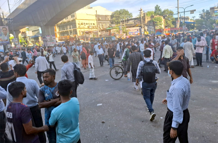 গণ-অধিকার পরিষদের পল্টন মোড় অবরোধ, যান চলাচল বন্ধ গণ-অধিকার পরিষদের পল্টন মোড় অবরোধ, যান চলাচল বন্ধ