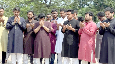 শহীদ স্মরণে ডাকসু বিজয়ীদের শ্রদ্ধা নিবেদন