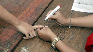 নজরুল হলে আঙুলে দাগ না দেওয়ার অভিযোগ