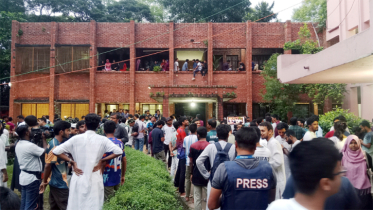 অবিলম্বে ফলাফল প্রকাশের দাবিতে শিক্ষার্থীদের অবস্থান কর্মসূচি