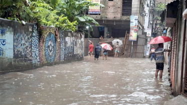 টানা বৃষ্টিতে রাজধানীর বিভিন্ন সড়কে হাঁটুপানি