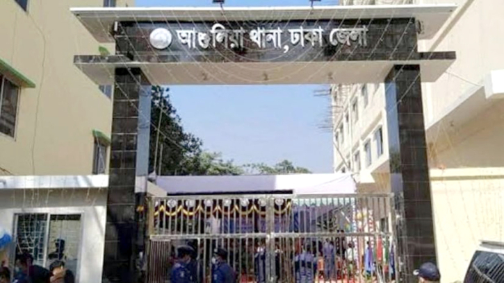 বাসা থেকে স্বামী-স্ত্রী ও সন্তানের মরদেহ উদ্ধার বাসা থেকে স্বামী-স্ত্রী ও সন্তানের মরদেহ উদ্ধার