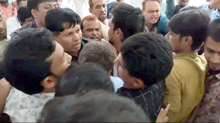 রাবিতে পোষ্য কোটা: শিক্ষক-শিক্ষার্থীদের মধ্যে হাতাহাতি