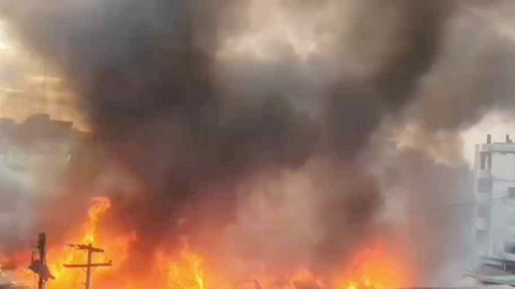 গাজীপুরে কাঁচাবাজারে ভয়াবহ অগ্নিকাণ্ড গাজীপুরে কাঁচাবাজারে ভয়াবহ অগ্নিকাণ্ড