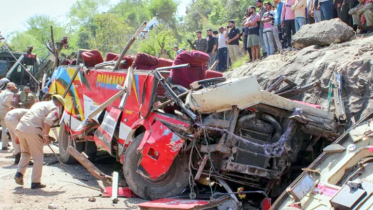 কাশ্মীরে যাত্রীবাহী বাস খাদে পড়ে নিহত অন্তত ২১