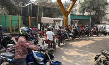 রাজধানীতে অনেক পেট্রোল পাম্প এখনও বন্ধ, সচলগুলোয় দীর্ঘ লাইন