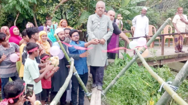লাল ফিতা কেটে বিএনপি নেতার বাঁশের সাঁকো উদ্বোধন