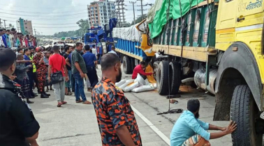 বগুড়ায় দাঁড়িয়ে থাকা ট্রাকে আরেক ট্রাকের ধাক্কা, নিহত ৩