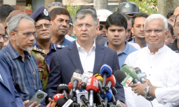 সন্ত্রাসী ও চাঁদাবাজদের ধরতে আইনশৃঙ্খলা বাহিনীকে কঠোর নির্দেশ স্বরাষ্ট্রমন্ত্রীর