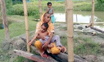 রামপালে সংসার চালাতে মাথার চুল বিক্রি করলেন রেহেনা বেগম