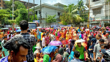 চট্টগ্রামে বকেয়া বেতনের দাবিতে পোশাক শ্রমিকদের সড়ক অবরোধ