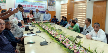 বীরগঞ্জে এলজিইডির মহিলা কর্মীদের চেক বিতরণ বীরগঞ্জে এলজিইডির মহিলা কর্মীদের চেক বিতরণ