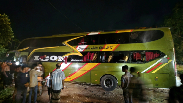কক্সবাজারে আইকন বাসে আগুন, জানালা ভেঙে উদ্ধার যাত্রী