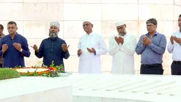 শপথের আগে জিয়া ও খালেদা জিয়ার কবর জিয়ারত করলেন মির্জা ফখরুল