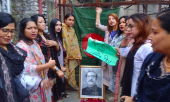 বঙ্গবন্ধুর ছবি রেখে আওয়ামী লীগের ধানমণ্ডি অফিস ফটকে স্লোগান