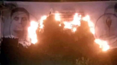 হাসনাত আবদুল্লাহর নির্বাচনি প্রচার ব্যানারে আগুন হাসনাত আবদুল্লাহর নির্বাচনি প্রচার ব্যানারে আগুন