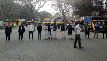 ইনকিলাব মঞ্চের নেতাকর্মীদের উপর হামলার প্রতিবাদে ইবিতে মহাসড়ক অবরোধ 