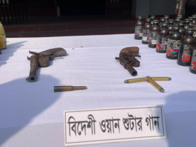 ফুলবাড়ী সীমান্তে দুইটি বিদেশি ওয়ান শুটার গান ও বিপুল মাদক জব্দ