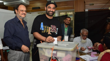 চট্টগ্রামে জীবনের প্রথম ভোট দিলেন তামিম ইকবাল