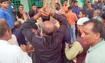 ভোটকেন্দ্রে সিলমারা ব্যালট উদ্ধার, ইউএনও অবরুদ্ধ