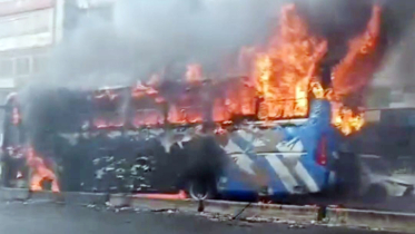 মোটরসাইকেলের সঙ্গে সংঘর্ষে যাত্রীবাহী বাসে আগুন মোটরসাইকেলের সঙ্গে সংঘর্ষে যাত্রীবাহী বাসে আগুন