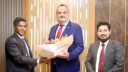 ঢাকায় পৌঁছেছেন নতুন মার্কিন রাষ্ট্রদূত ব্রেন্ট ক্রিস্টেনসেন