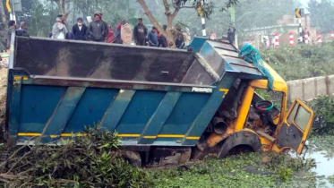 নওগাঁয় ড্রাম ট্রাকের চাপায় নিহত ৫ নওগাঁয় ড্রাম ট্রাকের চাপায় নিহত ৫