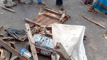 মাদারীপুরে কাভার্ডভ্যানের ধাক্কায় নারীসহ ভ্যানের ৩ যাত্রী নিহত মাদারীপুরে কাভার্ডভ্যানের ধাক্কায় নারীসহ ভ্যানের ৩ যাত্রী নিহত