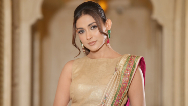 রাজকীয় সাজে মেহজাবীন চৌধুরী রাজকীয় সাজে মেহজাবীন চৌধুরী