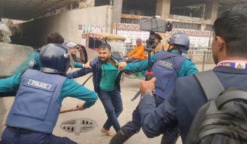 কারওয়ান বাজারে মোবাইল ব্যবসায়ীদের সঙ্গে পুলিশের সংঘর্ষ, লাঠিচার্জ কারওয়ান বাজারে মোবাইল ব্যবসায়ীদের সঙ্গে পুলিশের সংঘর্ষ, লাঠিচার্জ