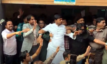 আবারও ডিম নিক্ষেপ নাসীরুদ্দীন পাটওয়ারীর ওপর